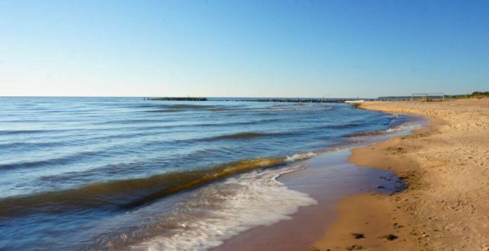 Rami jūra ir smėlis, Latvija