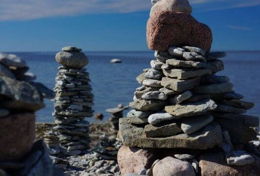 akmenukų dėlionė pakrantėje