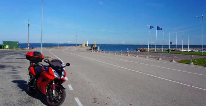 Prieplauka kelto į Hyjuma sala ir motociklas